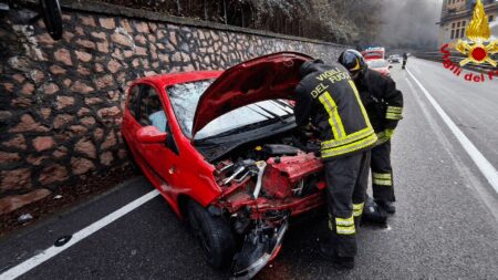 Varese: Incidente fuori dalla galleria, auto distrutta