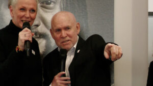 Malpensa: McCurry immortala l'iconografica della normalità