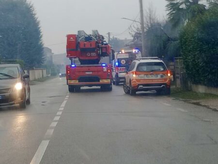Samarate: A fuoco il tetto di una casa, nessun ferito