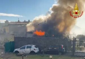 Arcisate: Tetto in fiamme, pompieri in via dei Chiosi