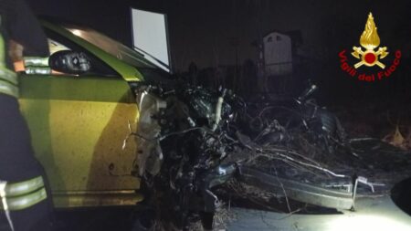 Ferno: Auto contro pali dell'Enel in via Trieste