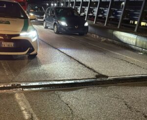 Varese: Cede l'asfalto in zona Belforte, agenti sul posto