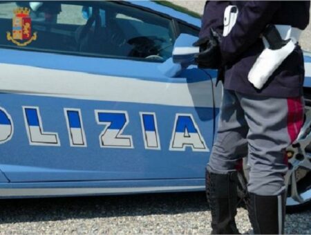 Gallarate: Mostra una pistola (finta), panico in Comune