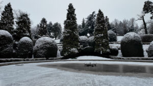 Varese: La neve “spruzza” di bellezza i Giardini Estensi