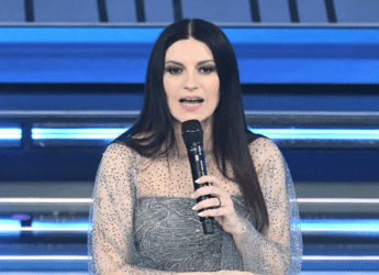 Sanremo, la gaffe 'piccante' di Pausini col microfono: "Mamma tutto bene..."
