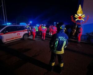 Venegono S.: Fiamme in casa di 3 piani, evacuazione notturna