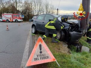 Ispra: Auto contro palo della luce, via Fermin in tilt