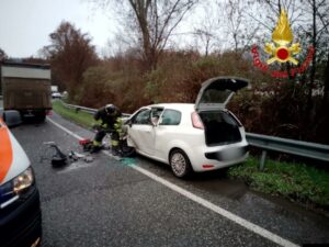 Gemonio: Scontro fra due auto su SP1, 3 donne in ospedale