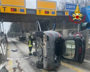 Gallarate: Schianto al casello, auto distrutta: 79enne ferito