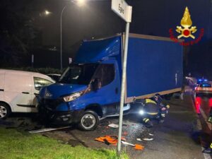 Gallarate: Furgone si schianta contro auto parcheggiate
