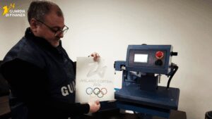 Varese: Milano-Cortina, la GDF sequestra abiti contraffatt