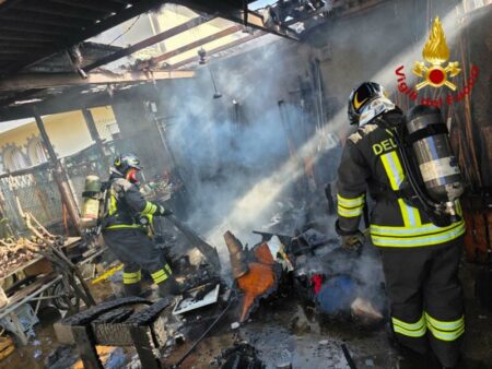 Cassano M.: Fiamme in garage, operazione in via Campania