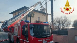 Sangiano: Fuoco da una canna fumaria, incendio domato