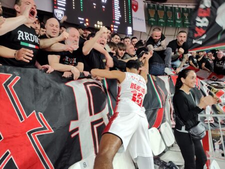 Basket: Varese trionfa, Palazzo in piedi