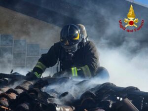 Solbiate O.: Casa in fiamme, tre persone evacuate