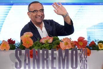 Carlo Conti compie 65 anni e festeggia anche un Sanremo che ha convinto tv e social