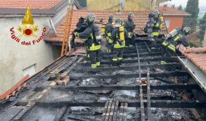 Vergiate: Incendio sul tetto, 5 persone in fuga