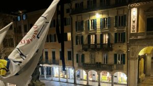 Varese: Cordoglio Bossi, drappo nero al balcone della Lega