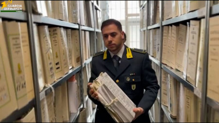 Varese: Curriculum "dopato", indagini in ente pubblico