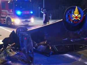 Gavirate: Auto si ribalta, ferite due ventenni