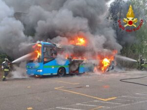 Castellanza: Bus di linea divorato dalle fiamme