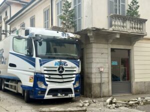 Busto: Camion urta balcone, che si sfracella al suolo