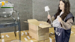 Torino: Lampade contraffatte, “gambe corte” anche a Varese