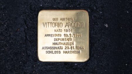 Gallarate: Studenti del Falcone onorano le Pietre d’inciampo