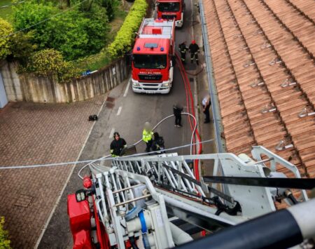 Casciago: Tetto in fiamme, intervento in via Garibaldi