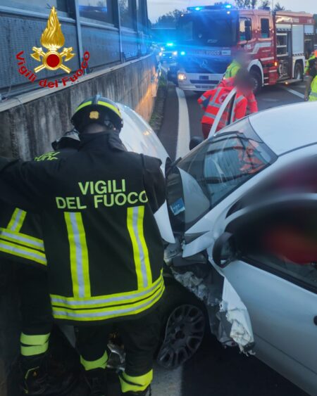 Gazzada: Auto contro guard-rail, coinvolta una 77enne