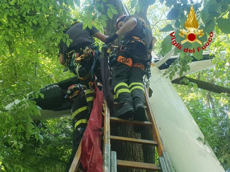 Varese: Precipita aliante, soccorso pilota di 60 anni