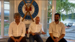 Varese: Thomas Larkin colora d'azzurro la Schiranna