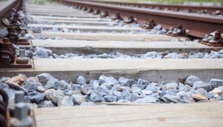 Milano: Milano, giovane muore travolto da un treno