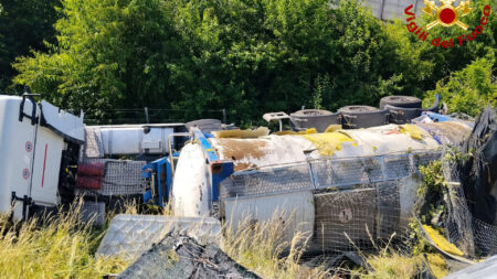Busto: Cisterna fuori strada e ribaltata, paura in A8