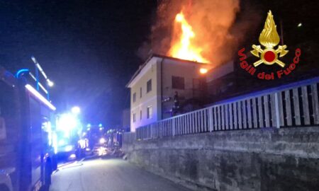 Besozzo: Mansarda in fiamme, evacuazione notturna