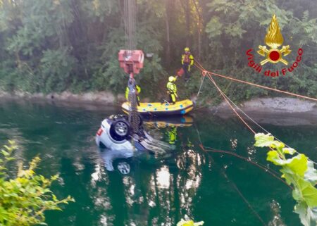 Senago: Auto nel canale, morti 3 giovani