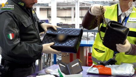 Malpensa: Lusso taroccato, sequestrati borse e abiti