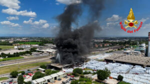Mantova: Incendio chimico, sul posto un esercito di uomini