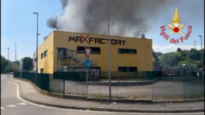 Montano L.: Incendio al Max Factory, intervento in forze