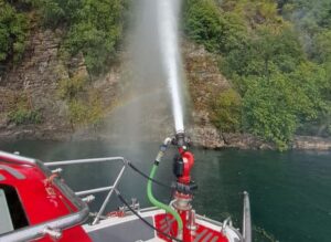Leggiuno: Acqua del lago sulle fiamme dei boschi