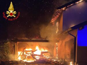 Vergiate: Casa in fiamme, tre ore di operazioni