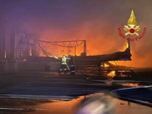 Milano: Incendio alla Bartolii, un'intera notte di fuoco