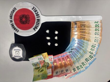 Arcisate: In auto con cocaina e soldi, fermato 22enne