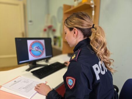 Induno O.: Derubata dal finto militare, salvata dalla badante