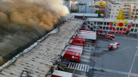 Milano: Incendio alla Bartolini, un'intera notte di fuoco