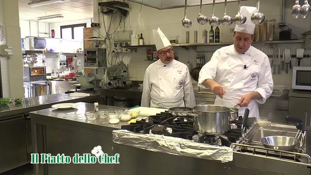 a tavola con un piatto vegetariano: risotto al pesto di menta con fonduta di toma Macagn