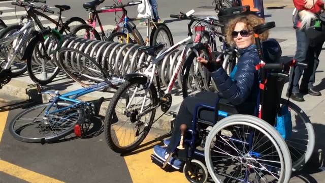 Bici che bloccano l'accesso ai disabili