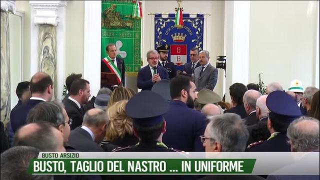 Busto, taglio del nastro...
in uniforme