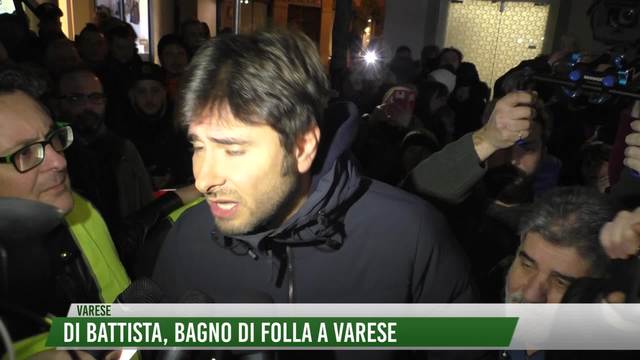 Di Battista, bagno di folla a Varese