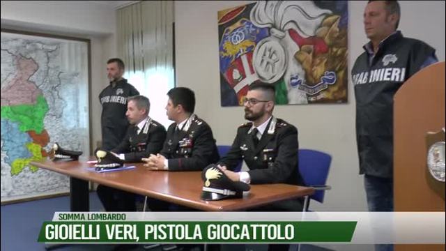 Gioielli veri, pistola giocattolo